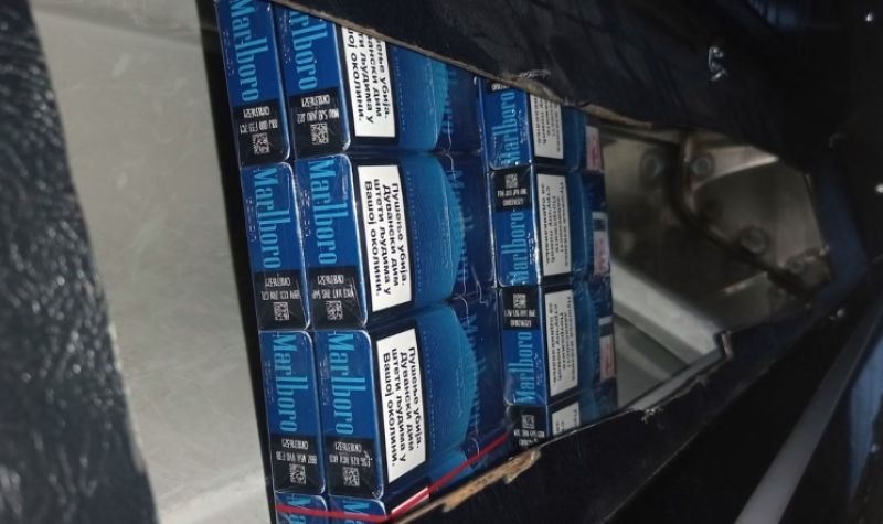 Carinici u KLIMA UREĐAJU kombija pronašli 270 boksova cigareta