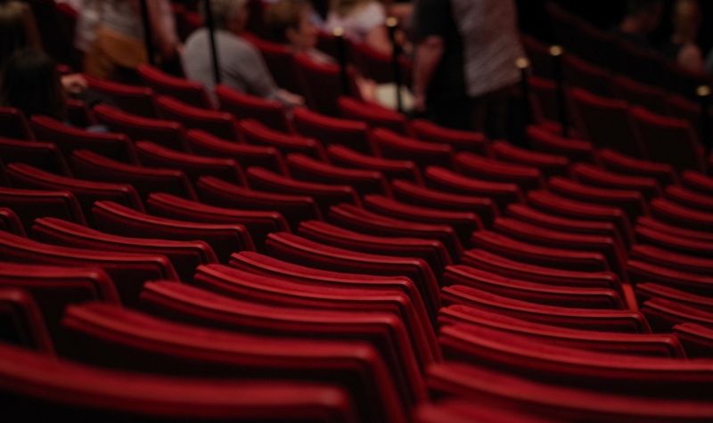 SMEH I SAMO SMEH: Pozorišna predstava „Gospođa iz kruga dvojke" u Teatru Surčin