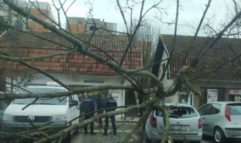 Nevreme pravi HAOS širom Srbije - Delovi zemlje potpuno zavejani, vetar ODNEO KROV škole, u Kraljevu pao grad