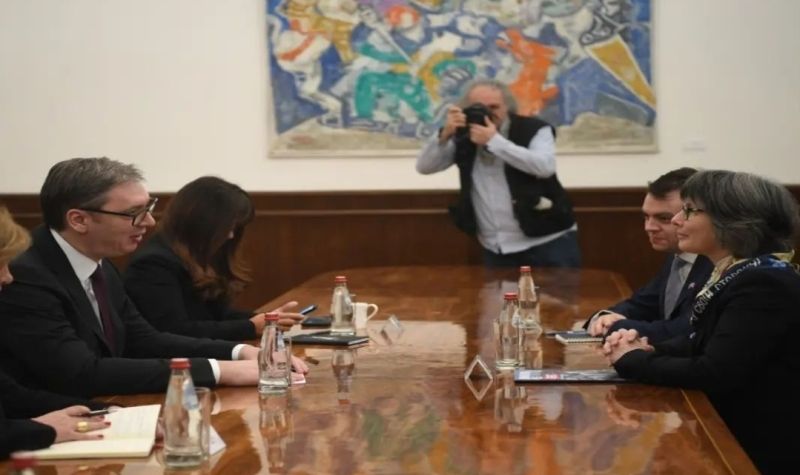 Predsednik Vučić sa ambasadorkom Ujedinjenog Kraljevstva - Poziv na KRUNISANJE kralja Čarlsa III velika čast 