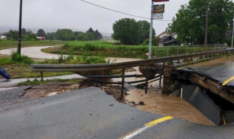 Poplave širom Srbije - Voda odnela deo mosta kod Kraljeva, u Kragujevcu poplavljen podrum Kliničkog centra