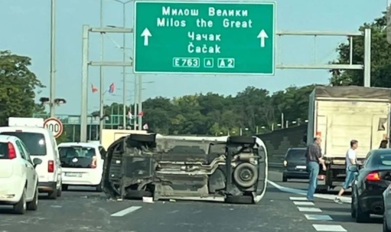 Nasred auto-puta u Beogradu PREVRNUT automobil - Saobraćaj se OTEŽANO odvija, stanje učesnika nije poznato