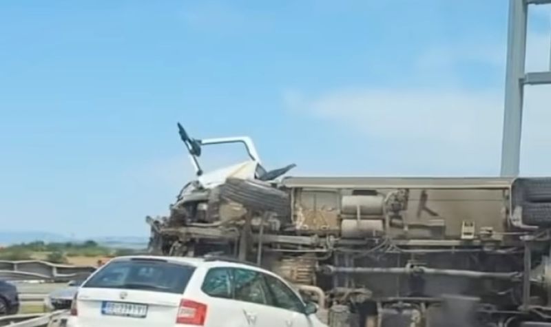HAOS na auto-putu kod Niša - Kamion se PREVRNUO u sudaru sa vozilom, troje povređenih