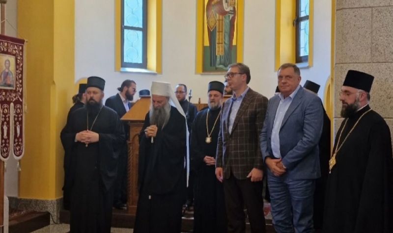 Predsednici Vučić i Dodik sa patrijarhom Porfirijem u manastiru Osovica 