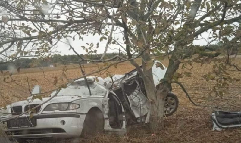 STRAVIČNA nesreća u Bogatiću, muškarac poginuo - Ćerka bez dozvole vozila oca sa svadbe, pa se ZAKUCALI u drvo