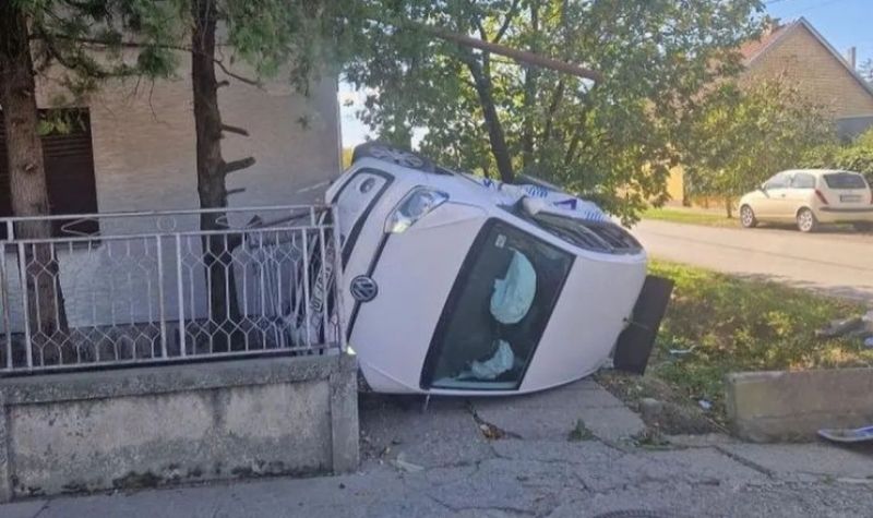 Težak UDES kod Novog Sada - Automobil posle sudara završio na krovu, vozač POVREĐEN