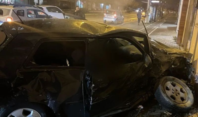 TEŠKA saobraćajna nesreća na Novom Beogradu - Automobil SMRSKAN, uleteo u prodavnicu, više osoba povređeno