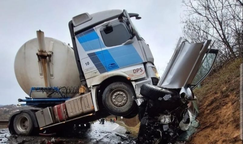 STRAVIČNA saobraćajna nesreća u Sremskoj Kamenici - DIREKTAN sudar kamiona i automobila