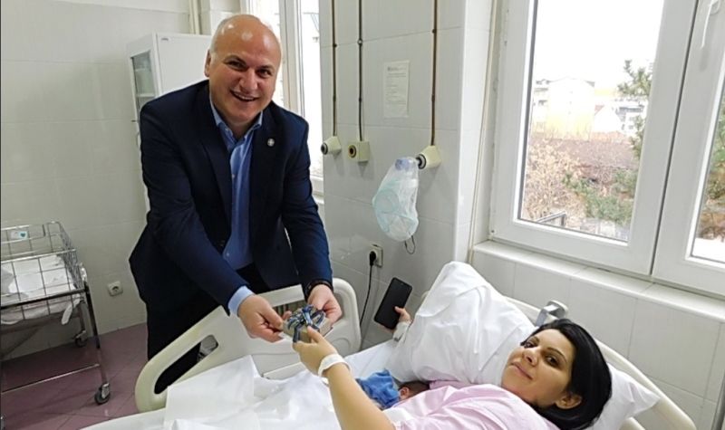 Predsednik opštine Zvezdara DARIVAO prvu bebu rođenu na Božić u porodilištu „Gradske bolnice"