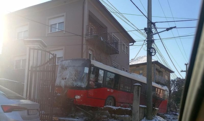 Autobus gradskog prevoza sleteo s puta u Beogradu - POVREĐEN vozač