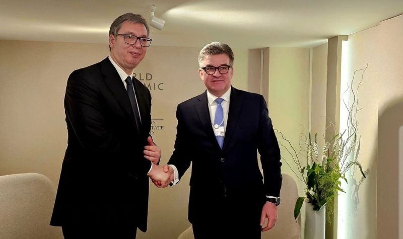 Predsednik Vučić se sastao sa Lajčakom u Davosu: „Otvoren razgovor o situaciji na KiM" 