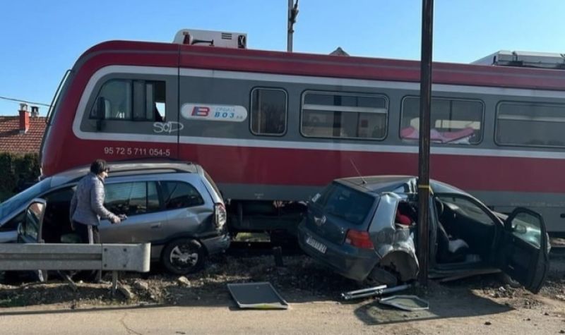 TEŠKA nesreća kod Smedereva - Sudar voza i dva automobila, POVREĐENE četiri osobe