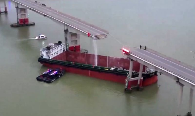 UŽAS u Kini! Barža URUŠILA most, više vozila upalo u vodu, ima STRADALIH