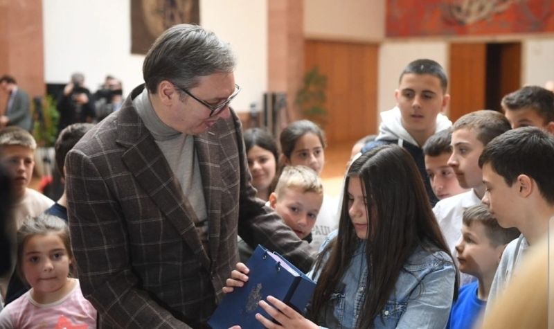 Vučić dočekao učenike sa Kosova i Metohije