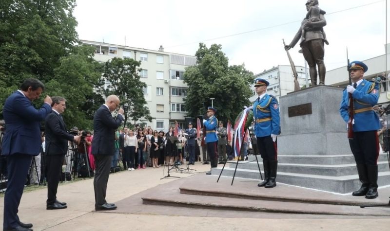 Vučević položio venac na novootkriveni spomenik Milunki Savić u Beogradu