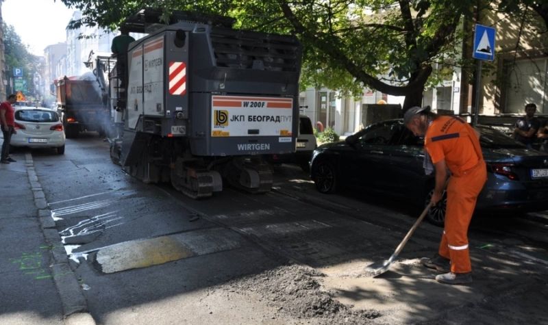 Počeli RADOVI na sanaciji kolovoza u Zahumskoj ulici