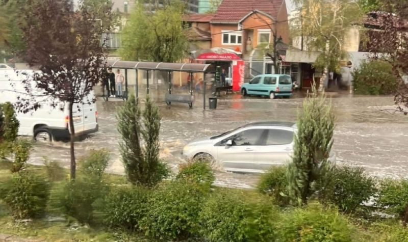 Snažno nevreme POGODILO Skoplje, vetar lomio drveće, ulice poplavljene