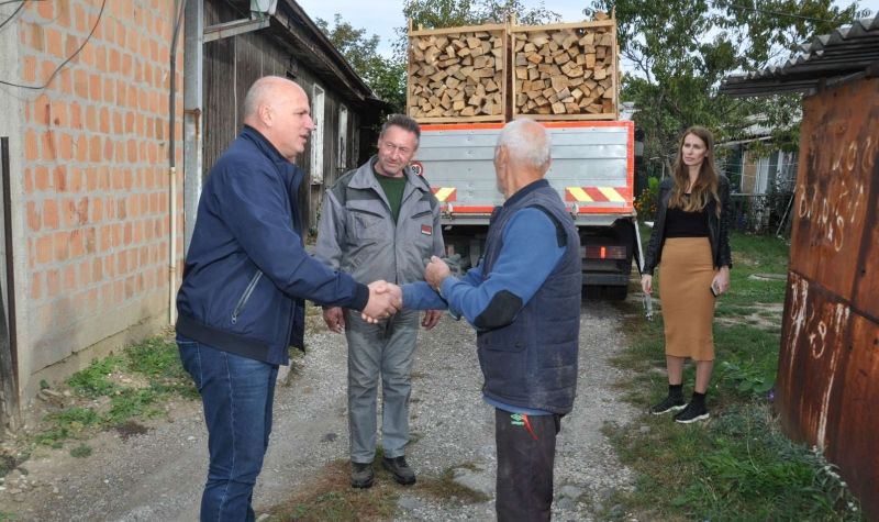 28 porodica izbeglica i interno raseljenih lica dobilo DRVA ZA OGREV