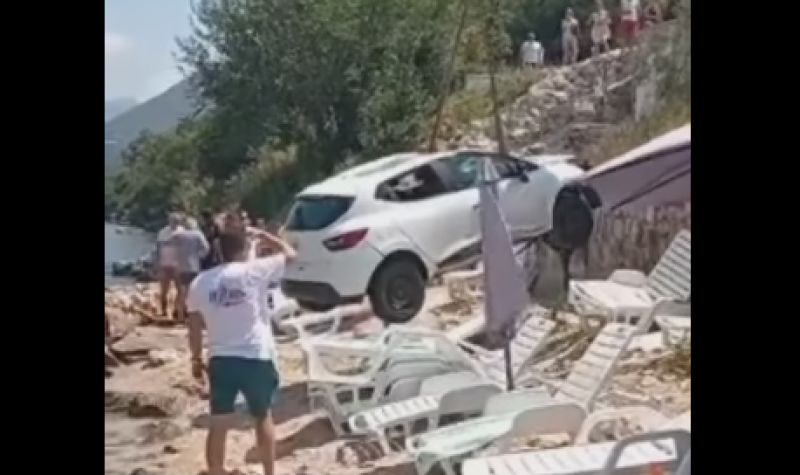 Automobil sleteo na plažu punu kupača