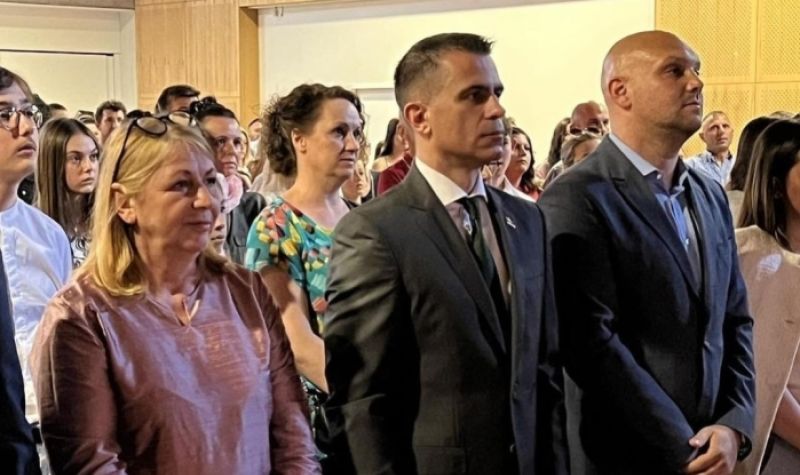 Ministar Milićević DONIRAO 300 BUKVARA srpskim đacima u Cirihu
