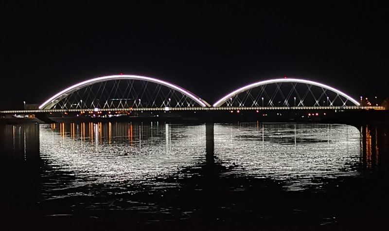 Nepoznata osoba preti da će skočiti sa Žeželjevog mosta u Novom Sadu