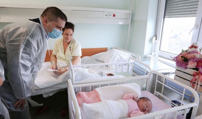 Tradicionalno Grad Beograd uručio NOVČANE ČESTITKE prvorođenim bebama