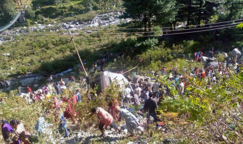 U Indiji autobus sleteo u PROVALIJU, najmanje jedanaest osoba poginulo, 27 povređeno