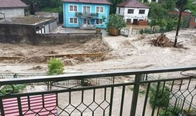 Vanredno u BiH - Obilne padavine dovele do IZLIVANJA reka, deo Čelića pod vodom