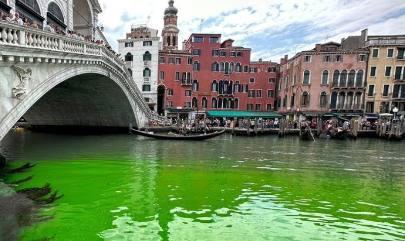Misteriozna fluroscentno ZELENA VODA u kanalima Venecije