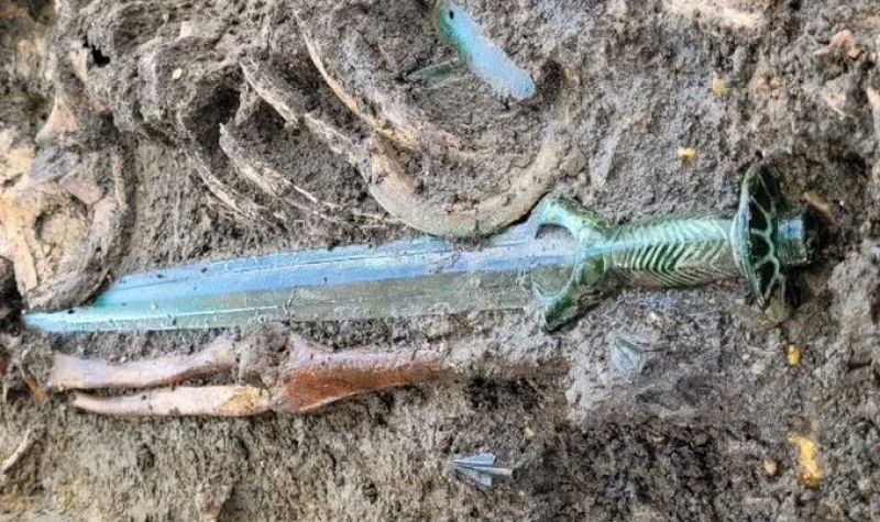 Arheolozi u Nemačkoj pronašli mač star 3.000 godina tako DOBRO OČUVAN da i dalje BLISTA