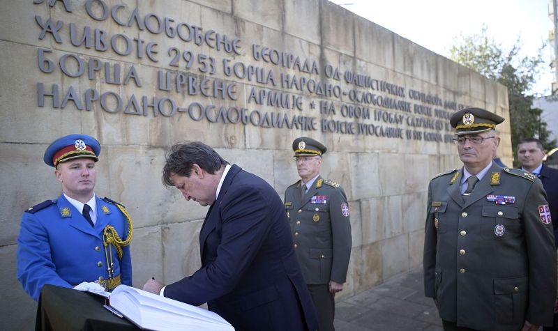 Gašić položio vence na Groblju oslobodilaca Beograda