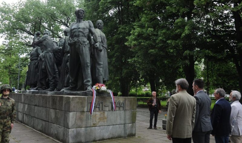 Polaganje venaca na mestu ubistva civila u Kraljevu u Drugom svetskom ratu