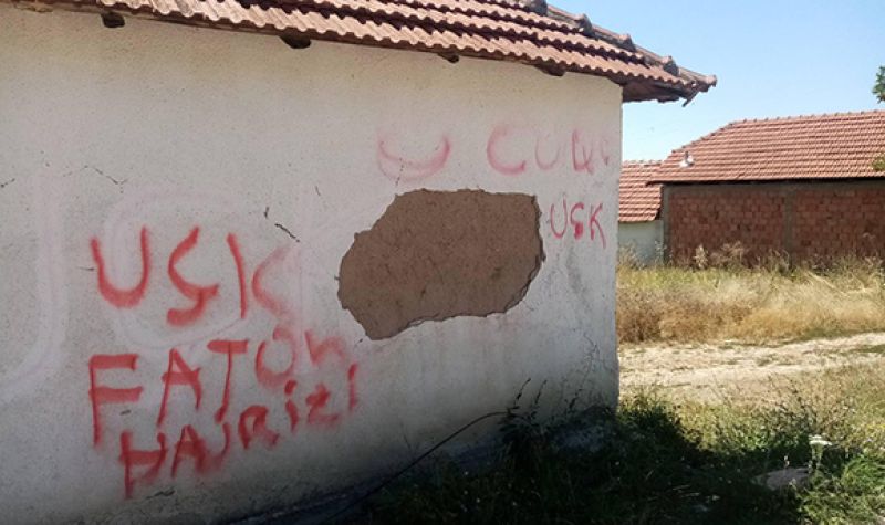 Na kući porodice Đurković u Gojbulјi ispisani grafiti “UČK” i ime teroriste Fatona Hajrizija