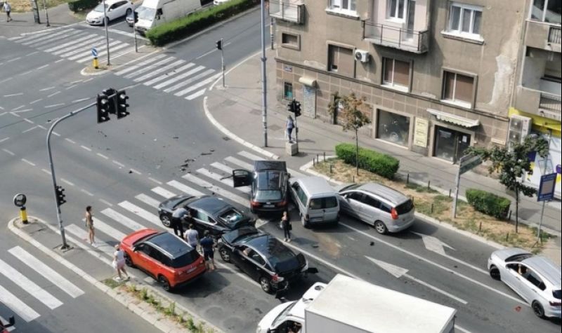 Sudar 4 vozila na uglu Cvijićeve i Zdravka Čelara, dve osobe LAKŠE povređene