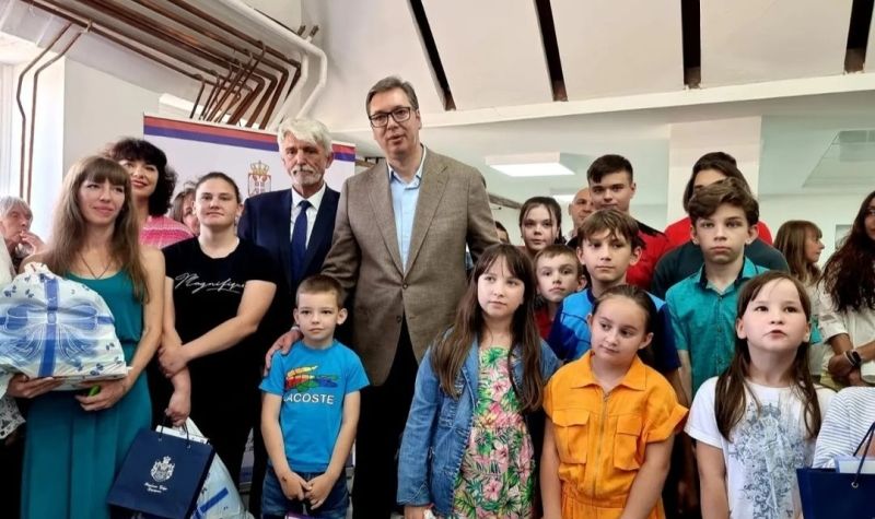 Predsednik Vučić posetio izbeglice u Vranju - "Osećajte se kao kod kuće, ali želim vam da što pre dočekate mir"