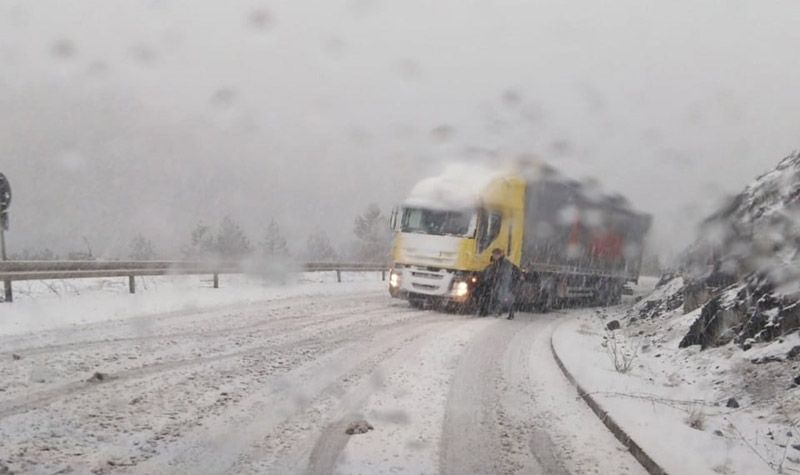 Saobraćajni KOLAPS zbog snega - Zavejani užički putevi, vozila mile