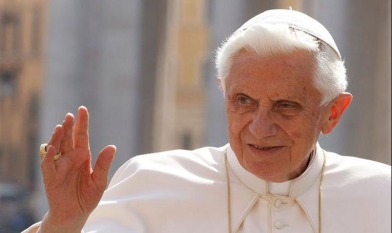 Bivši Papa Benedikt teško bolestan