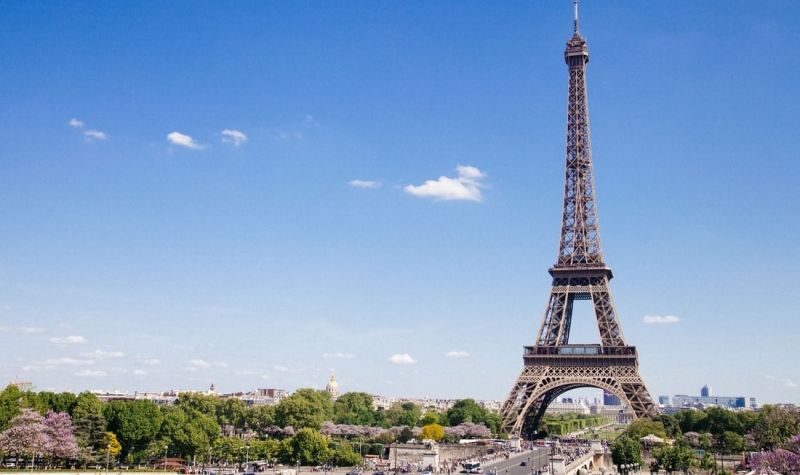 U Parizu dva beskućnika pretila da će se razneti