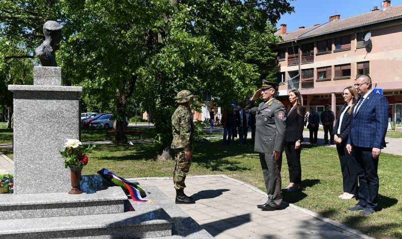 Delegacija Ministarstva odbrane i VS položila venac na spomenik palom borcu sa Košara Tiboru Cerni
