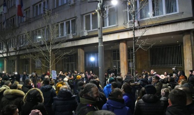 Protest ispred RIK-a - blokirana ulica Kneza Miloša