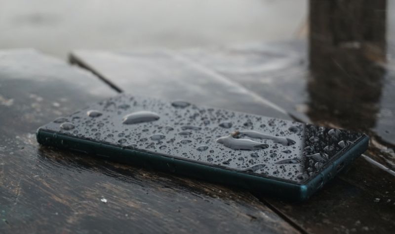 Kompanija Samsung kažnjena zbog OBMANJUJUĆE reklame o vodootpornosti svojih telefona