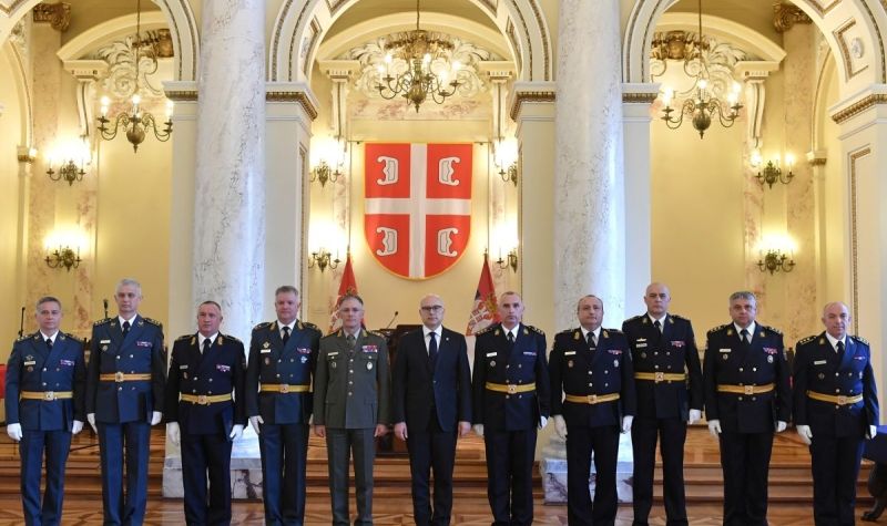 Vučević uručio ukaze o unapređenjima i postavljenjima oficirima VS