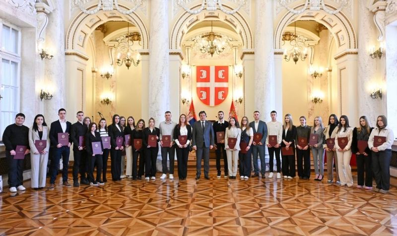 Ministarstvo odbrane i VS stipendiraju devet studenata i 23 učenika