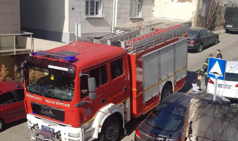 Teže povređen muškarac u požaru u kući u Dobanovcima - Izbegnuta veća TRAGEDIJA prilikom spašavanja