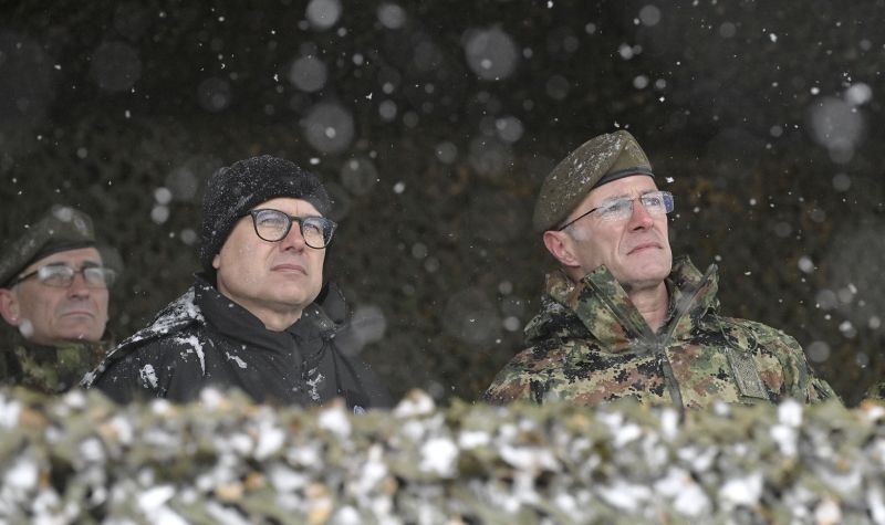 Ministar odbrane i načelnik Generalštaba obišli snage VS na vežbi na Pešteru