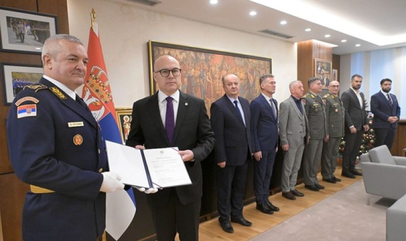 Vučević uručio Ukaz o postavljenju novom direktoru Inspektorata odbrane