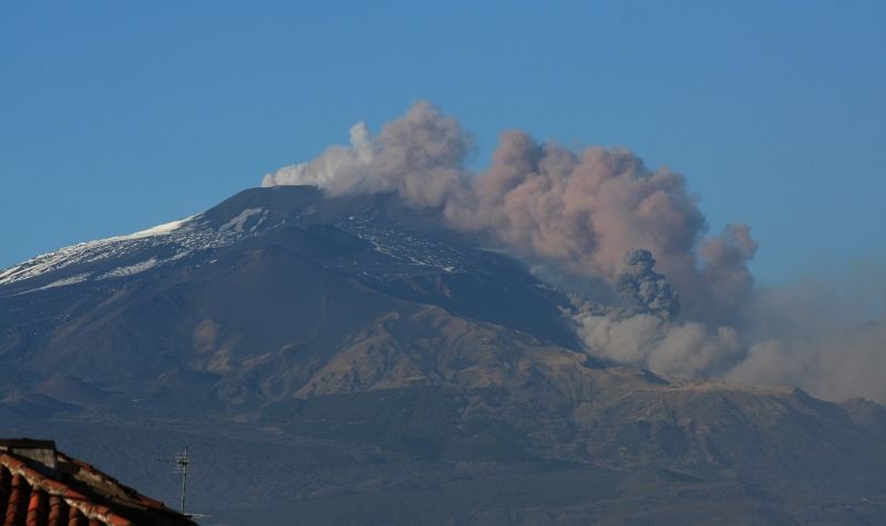 Usled eruptivne aktivnosti Etne zatvoren aerodrom na Siciliji