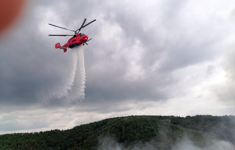 Helikopteri MUP-a angažovani na gašenju požara na deponiji „Duboko”