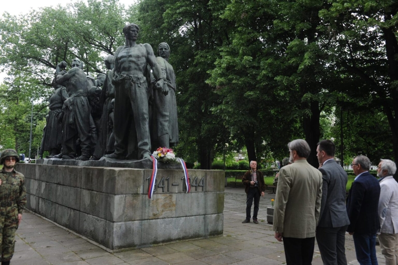 Polaganje venaca na mestu ubistva civila u Kraljevu u Drugom svetskom ratu