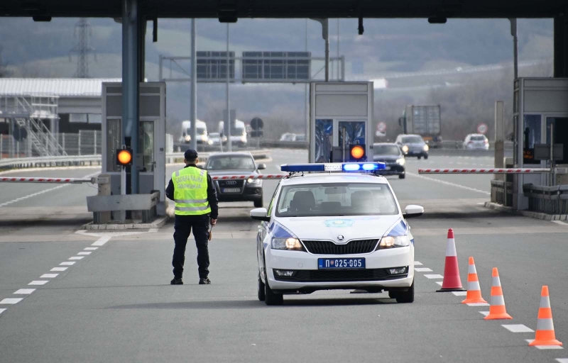 Vozeći automobil auto-putem u suprotnom smeru, izazvao tri saobraćajne nezgode